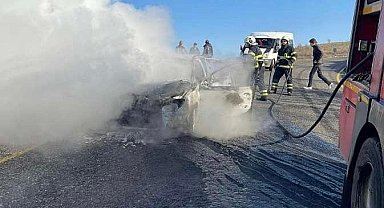 Siirt'te seyir halindeki otomobil alev aldı: 4 kişilik aile son anda kurtuldu