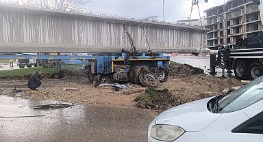 Siirt'te tıra yüklü 50 metrelik köprü kirişi kavşakta takılı kaldı: Yol saatlerdir ulaşıma kapalı