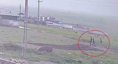 Silahla çevreye defalarca ateş eden 3 çocuğun hayrete düşüren anları kamerada