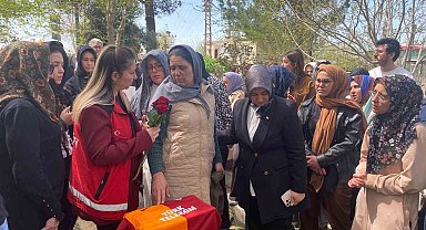 Silahlı saldırıda hayatını kaybeden Adnan'ın mezar taşına çok sevdiği Galatasaray'ın forması bırakıldı