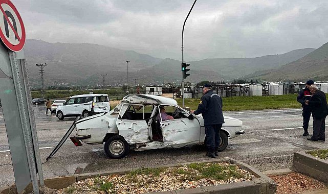 Silifke'de iki aracın karıştığı kazada 3 kişi yaralandı
