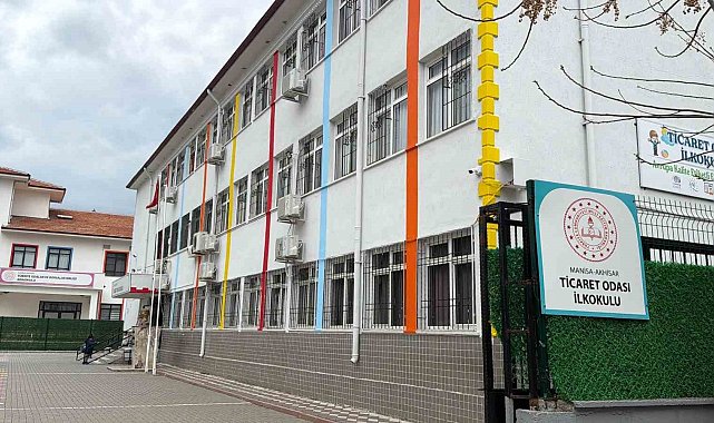 Sınıfın düşen tavan sıvası 3 öğrenciyi yaraladı