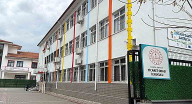 Sınıfın düşen tavan sıvası 3 öğrenciyi yaraladı