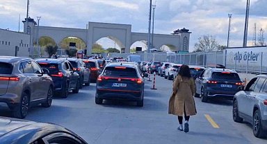 Sınır kapısında 23 Nisan yoğunluğu: Saatlerdir karşıya geçmeyi bekliyorlar