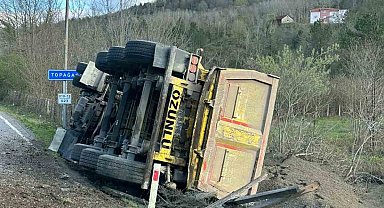 Sinop'ta kamyon devrildi: Sürücü yaralandı