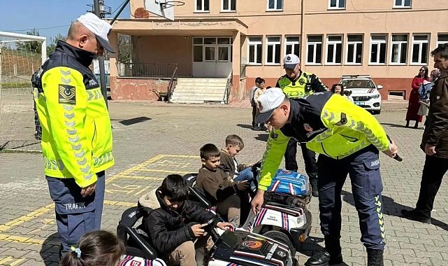 Sinop'ta minikler eğlenerek trafik kurallarını öğreniyor