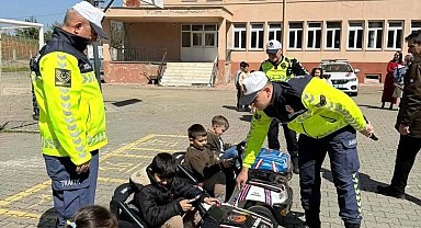 Sinop'ta minikler eğlenerek trafik kurallarını öğreniyor