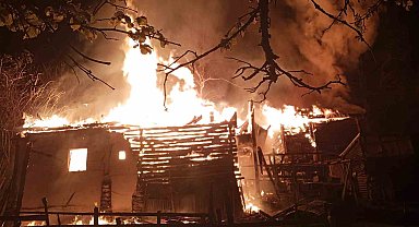 Sinop'ta yangın: 2 katlı ev, ahır, ambar kül oldu