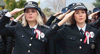 Şırnak'ta Polis Haftası etkinlikleri kapsamında şehitler anıtına karanfil bırakıldı
