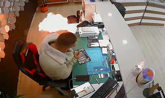 Şişen telefon bataryası bomba gibi patladı