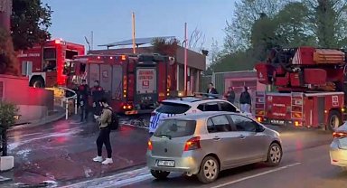 Şişli'de plaza otoparkındaki elektrikli otomobil alevlere teslim oldu