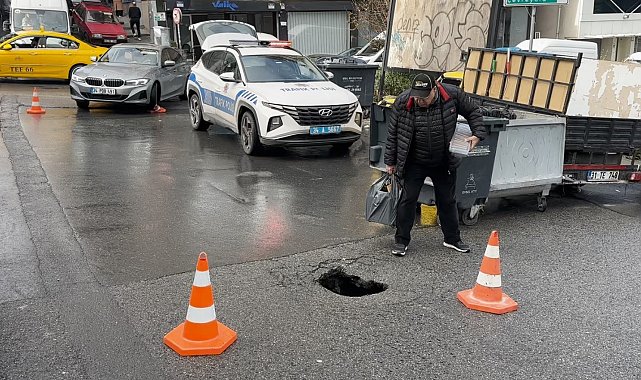 Şişli'de sağanak yağış nedeniyle yol çöktü