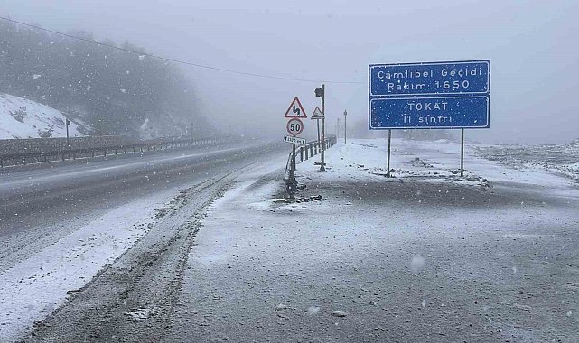 Sivas'ta kış geri döndü: Geçitler karla kaplandı