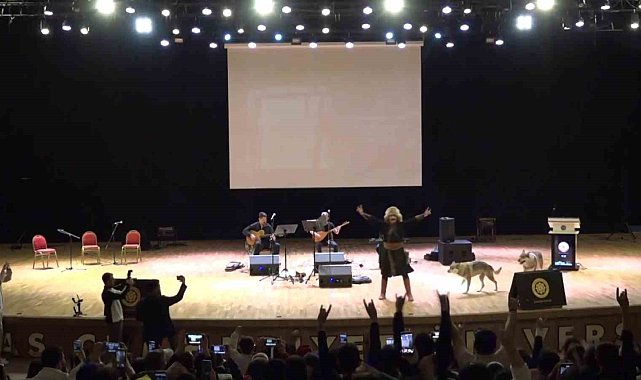 Sivas'ta Nevruz kutlamalarında renkli görüntüler: Sahneye kurtlar çıktı, şahin havada uçtu