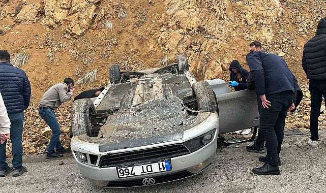 Sivas'ta otomobil takla attı, 3 kişi yaralandı