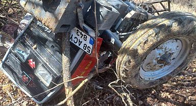 Sivas'ta traktör devrildi, 2 kardeşten 1'i öldü