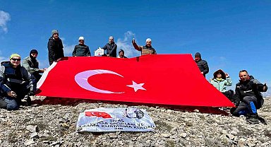 Sivaslı dağcılar 2 bin 211 metrede Türk bayrağı açtı