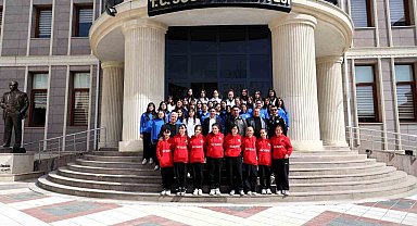 Söğüt Spor Voleybol Takımı'nı makamında kabul etti