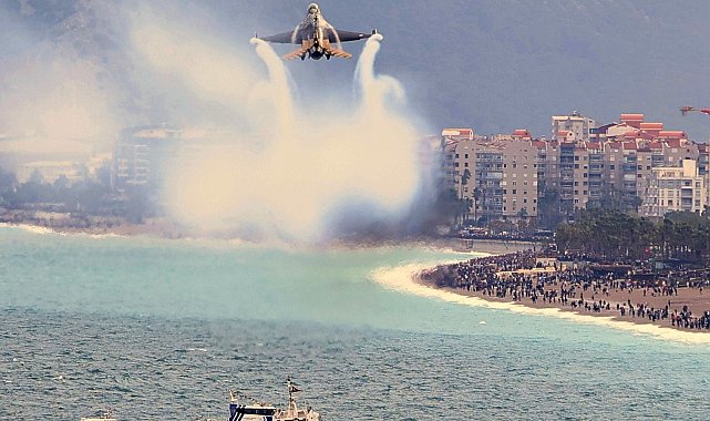 SOLOTÜRK Antalya'da nefes kesti: 23 Nisan kutlamalarında gökyüzü bayraklarla buluştu