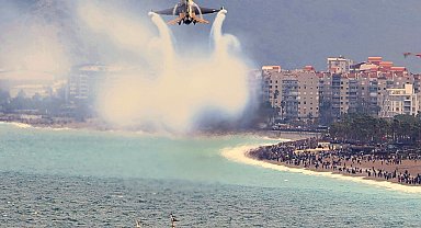 SOLOTÜRK Antalya'da nefes kesti: 23 Nisan kutlamalarında gökyüzü bayraklarla buluştu