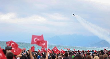 SOLOTÜRK Konyaaltı'nda nefes kesti