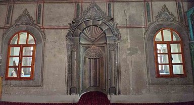 Sosyal medyada gündeme gelmişti, tarihi mihrabına çakılan floresan lamba söküldü