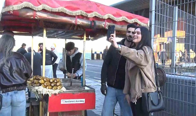 Sosyal Medyada yabancı turistlerin ilgi odağı olan kestaneci Alper Temel, "Amacım İstanbul'un ruhunu güzelliğini göstermek"