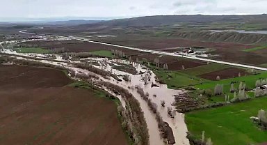 Sular altında kalan tarım arazileri dron ile görüntülendi