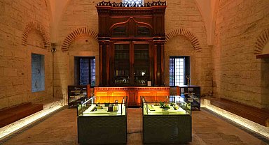 Sultan Abdülhamid Han'ın elleriyle yaptığı kitaplık Beyazıt Yazma Eser Kütüphanesi'nde 142 yıldır korunuyor