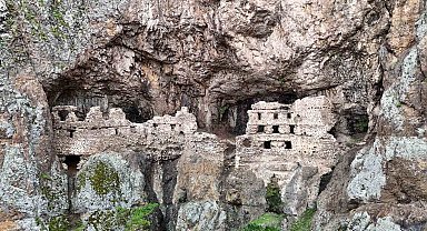 Sümela'yı andıran Alicin Manastırı doğal yapısıyla dikkat çekiyor