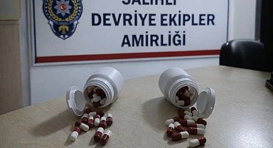Şüphe üzerine durduruldular, üzerlerinden uyuşturucu hap çıktı