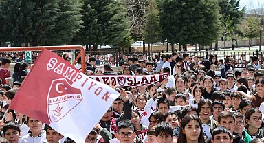 Takım kaptanına sarılmak için gözyaşı döken öğrenciye anlamlı jest