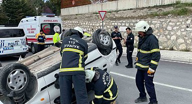 Takla atan otomobildeki 2 kişi yaralandı
