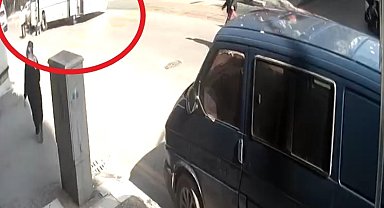 Tamir etmek için altına girdiği minibüsün altında kaldı