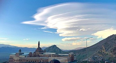 Tarihi İshak Paşa Sarayı, mercek bulutları altında göz kamaştırdı