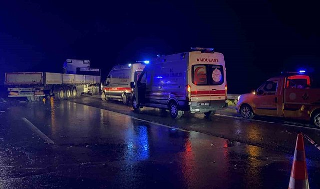 Tarsus-Adana-Gaziantep Otoyolu'nda kamyonet tırla çarpıştı: 1 ölü, 1 yaralı