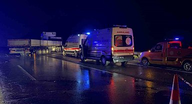 Tarsus-Adana-Gaziantep Otoyolu'nda kamyonet tırla çarpıştı: 1 ölü, 1 yaralı