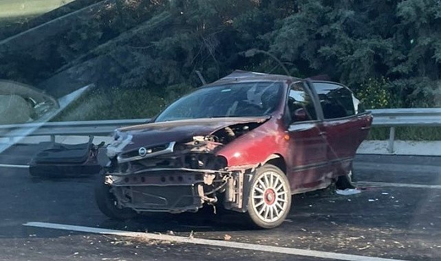 Tarsus'ta otomobiller çarpıştı: 1 ölü, 2 yaralı
