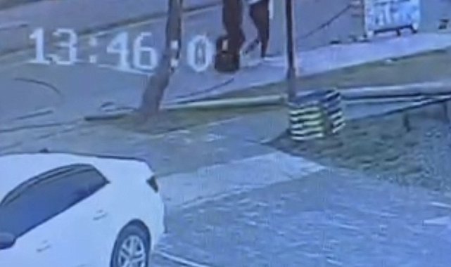 Tatvan'da faciadan dönüldü: Telefon direği az kalsın yoldan geçen 2 kişinin üzerine düşecekti