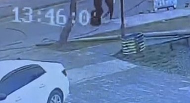 Tatvan'da faciadan dönüldü: Telefon direği az kalsın yoldan geçen 2 kişinin üzerine düşecekti