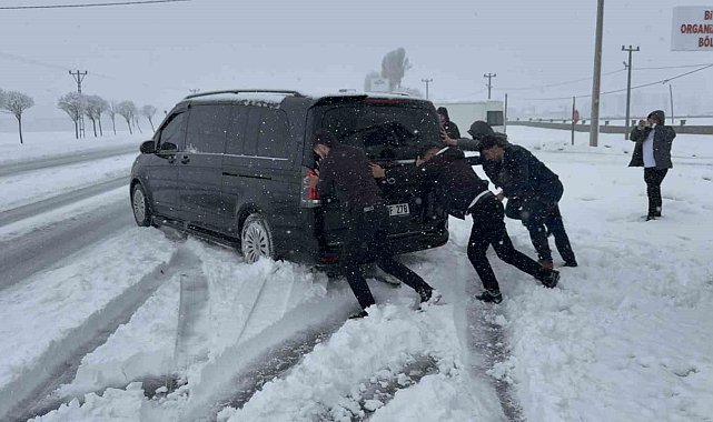 Tatvan'da nisan ayında şehir beyaza büründü