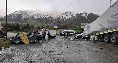 Tatvan'da tırla otomobil çarpıştı: 2 ölü, 1 yaralı