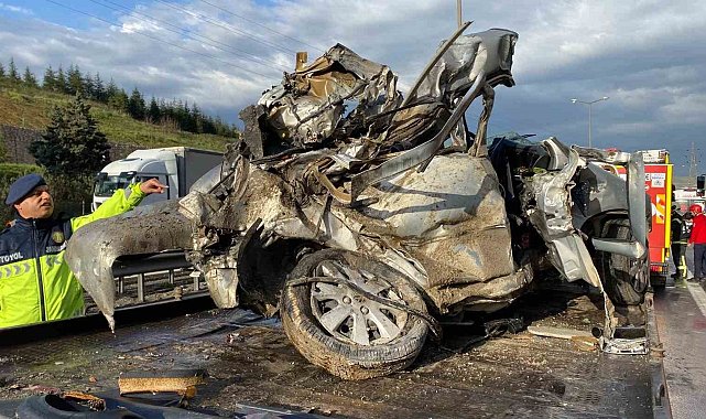 TEM'de otomobil devrilen tır dorsesinin altında kaldı: Karı-koca hayatını kaybetti