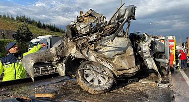 TEM'de otomobil devrilen tır dorsesinin altında kaldı: Karı-koca hayatını kaybetti