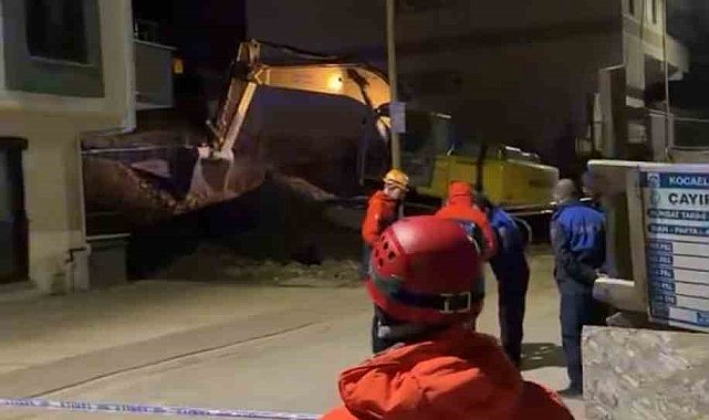 Temel kazısında toprak kaydı, çatırdama sesleri gelen 5 katlı bina boşaltıldı