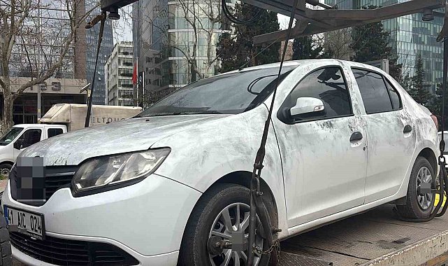 Teröristlerin kiraladığı otomobil incelemelerin ardından olay yerinden kaldırıldı