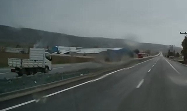 Ters yöne giren kamyonetin tehlikeli yolculuğu kameraya yansıdı