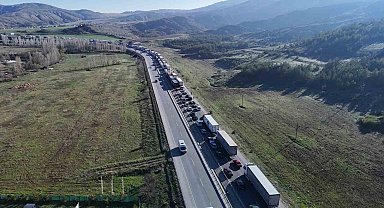 Tır devrildi, Kayseri-Sivas yolunda uzun araç kuyruğu oluştu