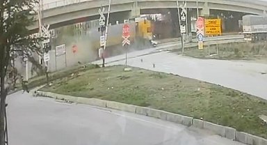 Tır otomobile çarptı: 1 ölü