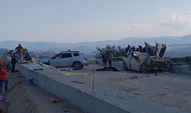 Tır rampaya çarptı, fırlayan mermerler minibüsü parçaladı: 1 ölü, 3 yaralı